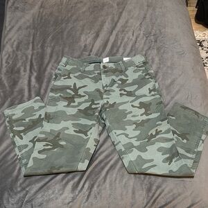 GAP, Camouflage Chino Pants. Size 6, girlfriend chino.